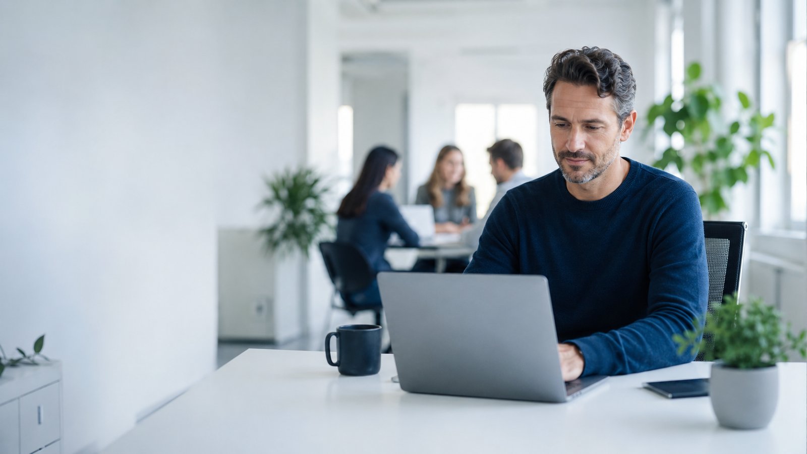 Team arbeitet konzentriert und gelassen im hellen Büro — New Work, KI und Gesundheit bei VIVAME